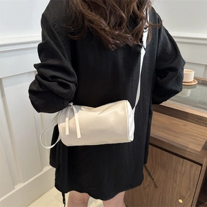 Borsa a tracolla cilindrica beige minimalista da donna in elegante ecopelle PU