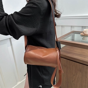 Borsa a tracolla cilindrica in ecopelle marrone con tracolla regolabile in stile sobrio
