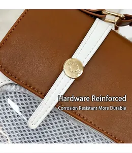 Nahaufnahme des braunen Lederrucksacks mit weißem Riemen und goldener Metallverstärkung