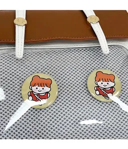 Detailansicht der transparenten Vordertasche mit Metallschnalle und Cartoon-Buttons am Rucksack