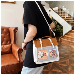 Detailaufnahme eines zweifarbigen PU-Lederrucksacks mit transparentem Displayfach