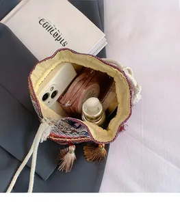 Vue de dessus du sac seau tissé montrant l'espace pour téléphone et cosmétiques