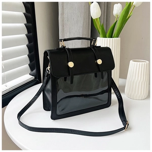 Detail eines schwarzen Kunstleder Rucksacks mit PVC Sichtfenster und goldener Schnalle