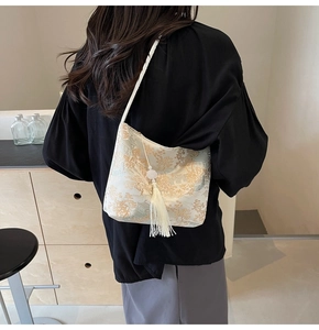Detail der Tragetasche im neuen chinesischen Stil mit floralem Jacquard und weißer Quaste