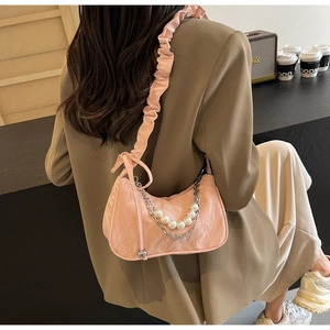 Détail du sac croissant rose plissé avec chaîne de perles et bandoulière froncée
