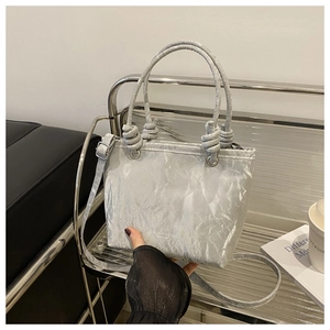 Détails du sac seau argenté plissé avec poignées nouées et texture métallique