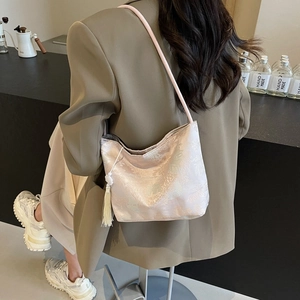 Rosa Jacquard-Seiden-Tote-Bag mit traditioneller Stickerei und Quastenanhänger