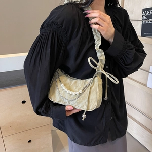 Sac bandoulière élégant vert clair en forme de croissant avec chaîne perle et bandoulière à volants
