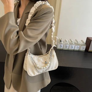 Sac croissant chic blanc cassé avec chaîne en perles et bandoulière nuage plissée