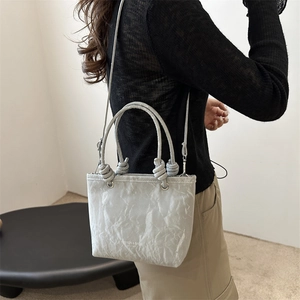 Sac fourre-tout gris clair plissé avec poignées à nœuds et bandoulière fine chic
