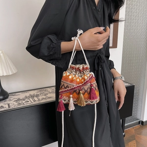 Sac seau tissé ethnique avec de longues franges et des motifs bohèmes