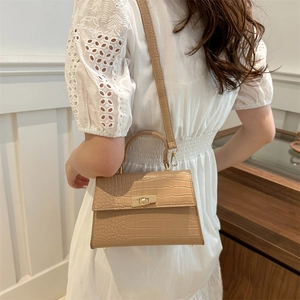 Sac bandoulière beige à texture crocodile avec fermoir rotatif et poignée supérieure