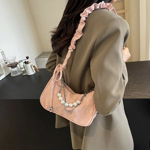 Sac bandoulière rose chic en forme de croissant avec chaîne perle et bandoulière à volants