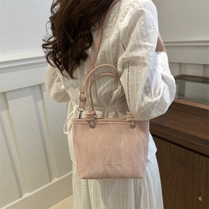 Sac seau rose plissé avec poignée supérieure et bandoulière réglable pour femmes