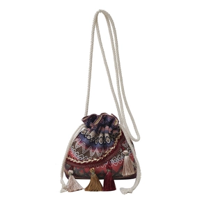 Sac seau tissé ethnique aux motifs géométriques, pompons colorés et bandoulière en corde