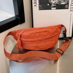 Sac de poitrine en nylon orange vif à la mode avec sangle réglable et broderie fine