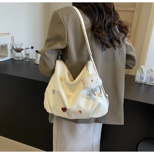 Détail du grand sac cabas blanc avec écussons cœurs colorés et breloque nuage
