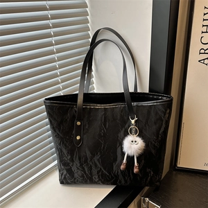 Damen Große Kapazität Tragetasche Plissierte PU Leder Schultertasche Casual Trendy Arbeit Pendeln Handtasche Mit Plüsch Anhänger