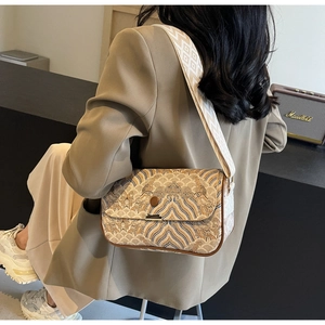 Détail du sac bandoulière jacquard bohème avec texture tissée et large sangle à motifs
