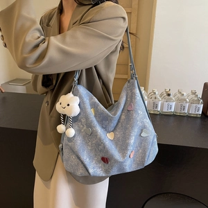 Sac cabas en jean bleu avec patchs coeurs colorés et breloque nuage pour femmes