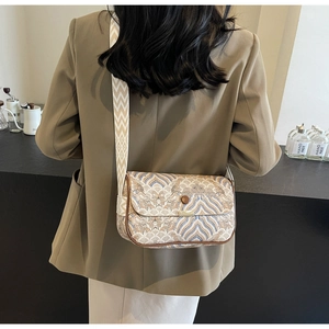 Sac bandoulière à motif ethnique avec sangle tissée lors d'une séance lifestyle chic