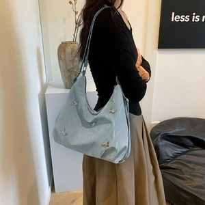 Sac fourre-tout bleu clair à motif marbre avec breloques papillon et grande capacité