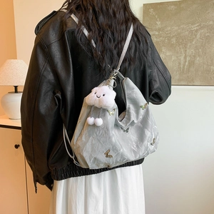 Grand sac à dos argenté pour femme avec motif papillon et charmant pendentif nuage