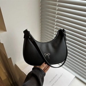 Sac Hobo en Cuir PU Minimaliste pour Femmes Décor de Nœud en Métal Sac à Épaule Croissant Sac sous le Bras Élégant