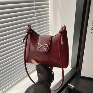 Sac Sous l'Aisselle Tendance pour Femmes Minimaliste en Cuir PU Sac à Épaule Avec Décoration Nœud en Métal Bandoulière Nouée Sac Cabas