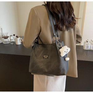 Détail du grand sac cabas gris anthracite avec pendentif nuage en peluche et écusson