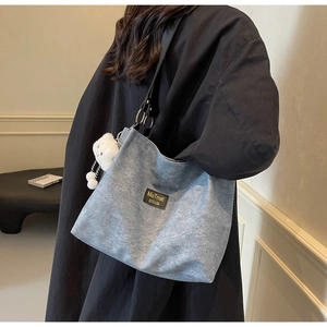 Sac fourre-tout en velours côtelé bleu clair avec lanières en cuir noir et breloque ours