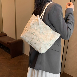 Borsa tote in paglia intrecciata con ricamo margherita e fiocco bianco stile rustico