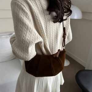 Sac bandoulière rétro marron foncé en daim avec détail de nœud élégant sur la bandoulière