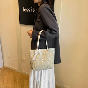 Borsa tote estiva in paglia con ricamo floreale bianco e manici in corda di cotone