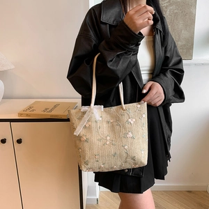 Borsa tote in paglia intrecciata con ricamo floreale e fiocco in pizzo per l'estate