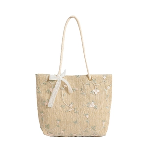 Borsa tote estiva in paglia intrecciata con ricamo di fiori rosa e fiocco in pizzo bianco
