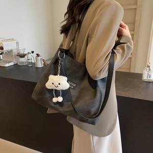 Sac fourre-tout minimaliste en toile gris foncé avec un joli pendentif nuage en peluche