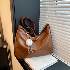 Damen Große Kapazität PU Leder Schultertasche Retro Einfach Urban Tote Hobo Tasche Mit Süßem Plüschpuppen Anhänger Mode Handtasche