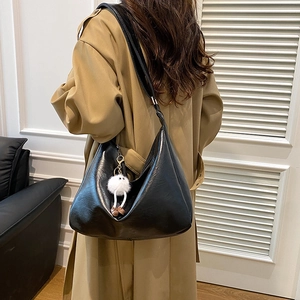 Schicke schwarze Hobo-Tasche aus Leder mit großem Fassungsvermögen und Plüschanhänger