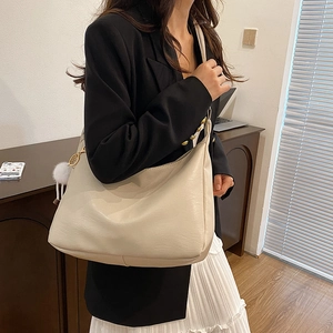 Minimalistische beige Hobo-Tasche mit großem Fassungsvermögen und weicher Lederoptik