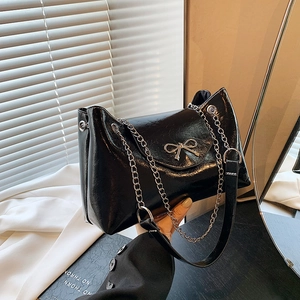 Sac Sous le Bras en Similicuir PU Brillant pour Femme avec Nœud Métallique Chaîne Bandoulière Sac à Main Décontracté