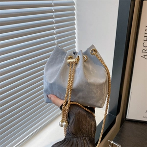 Damen Plissierte Eimertasche PU Leder Kordelzug Umhängetasche Mit Goldkette Und Künstliche Perlendekor Mode Crossbody Tasche Für Damen