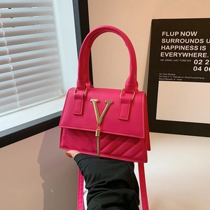 Borsa Quadrata Piccola in Pelle PU Donna Moda 2024 Con Logo in Metallo V Nappine Trapuntata a Tracolla Per Pendolarismo