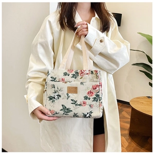 Bolso de lona floral con asas de correa gruesa y un revestimiento interior aislante