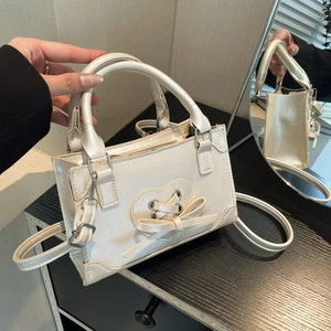 Sac à Épaule Tendance en Simili Cuir PU pour Femmes avec Cœur Évidé et Nœud Sac à Main Rétro Style Coréen Sac Carré Bandoulière