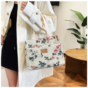 Bolsa de almuerzo de lona floral con forro térmico y parche de cuero en modelo real