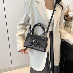 Sac à main rétro en cuir noir avec laçage en cœur et nœud, style bandoulière