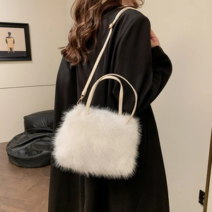 Sac à main chic en fausse fourrure blanche avec poignée en cuir et bandoulière mode