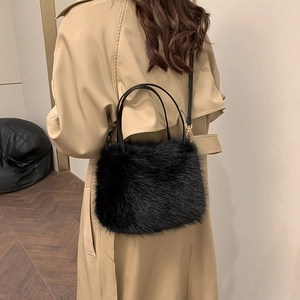 Sac à main chic en fausse fourrure noire pour femme avec bandoulière et détails dorés