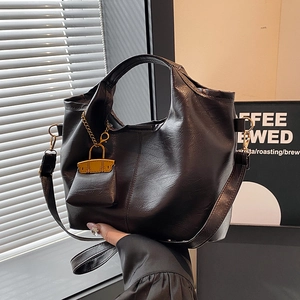 Vintage PU Leder Beuteltasche Für Damen Modische Schultertasche Umhängetasche Mit Mini Anhänger Trendy Pendler Handtasche